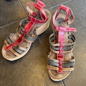 Fly women wedges 
Brown red